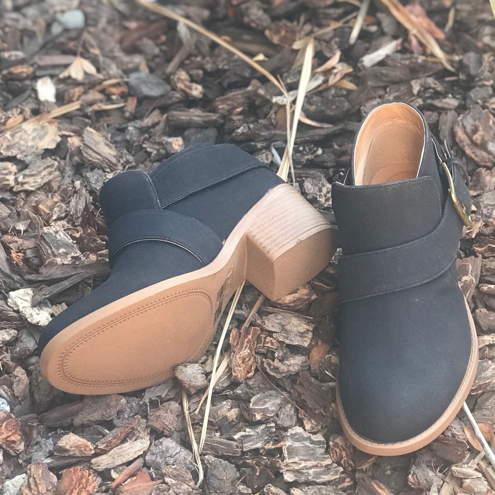 Buckled stacked heel booties - Picture 2 of 5